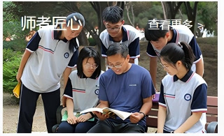 老师与学生围坐阅读